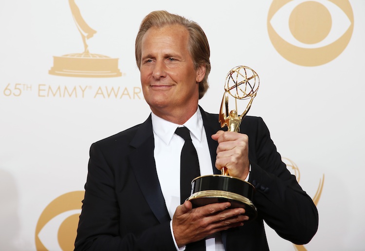 Actor Jeff Daniels from HBO's series "The Newsroom" poses backstage with his award for Outstanding Lead Actor In A Drama Series at the 65th Primetime Emmy Awards in Los Angeles September 22, 2013. REUTERS/Lucy Nicholson (UNITED STATES Tags: ENTERTAINMENT) (EMMYS-BACKSTAGE) - RTX13W0E (Reuters/Lucy Nicholson)