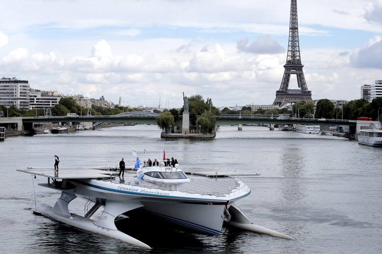 (AP/Christophe Ena)