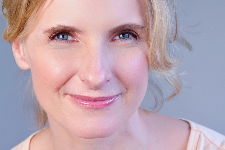 Elizabeth Gilbert (Jennifer Schatten)