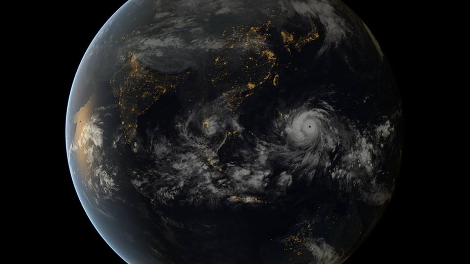Typhoon Haiyan approaching the Philippines (13:00 UTC 07/11/2013). Image captured by the geostationary satellites of the Japan Meteorological Agency and EUMETSAT. (EUMETSAT/Facebook)