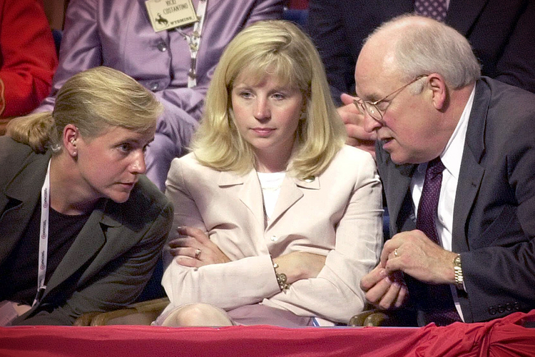 Dick Cheney confers with daughters, Mary, left, and Elizabeth, at the Republican National Convention in Philadelphia, July 31, 2000. (AP/Ed Reinke)