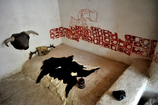 An on-site reproduction of the mural in Turkey. (Image courtesy of Sarah Murray/flickr, and used with Hyperallergic's permission)