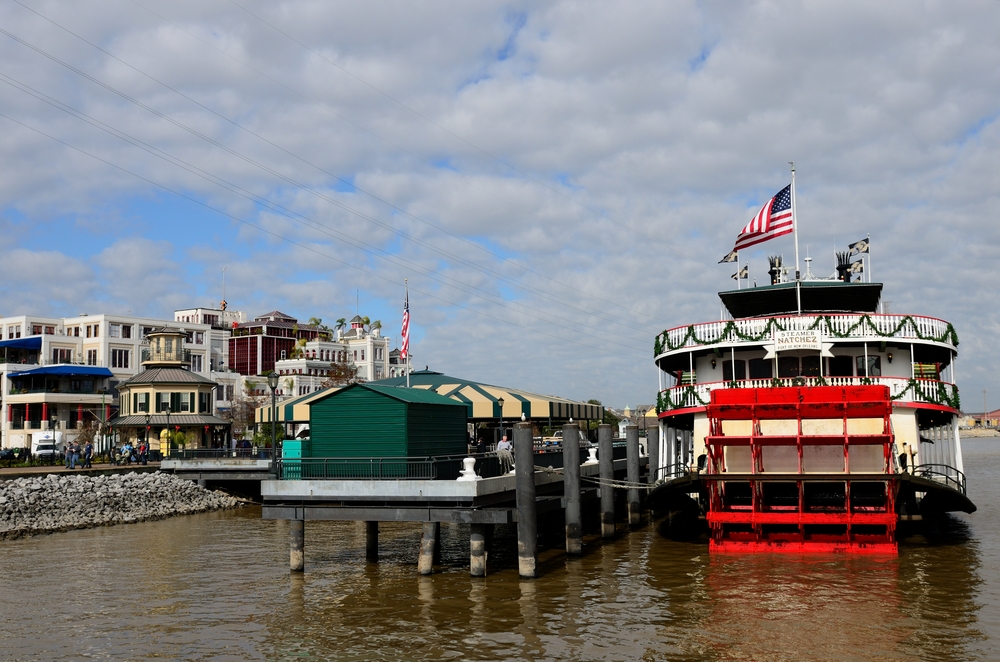 A steamer docked on the Mississippi River at the New Orleans French Quarter (Chuck Wagner/Shutterstock)