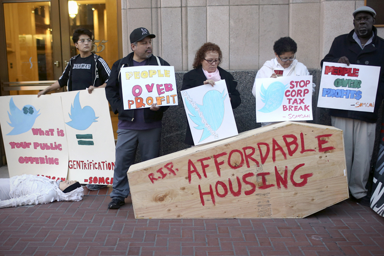 Protesters with signs gather at the entrance to Twitter's headquarters in San Francisco, California November 7, 2013. (Reuters/Robert Galbraith)