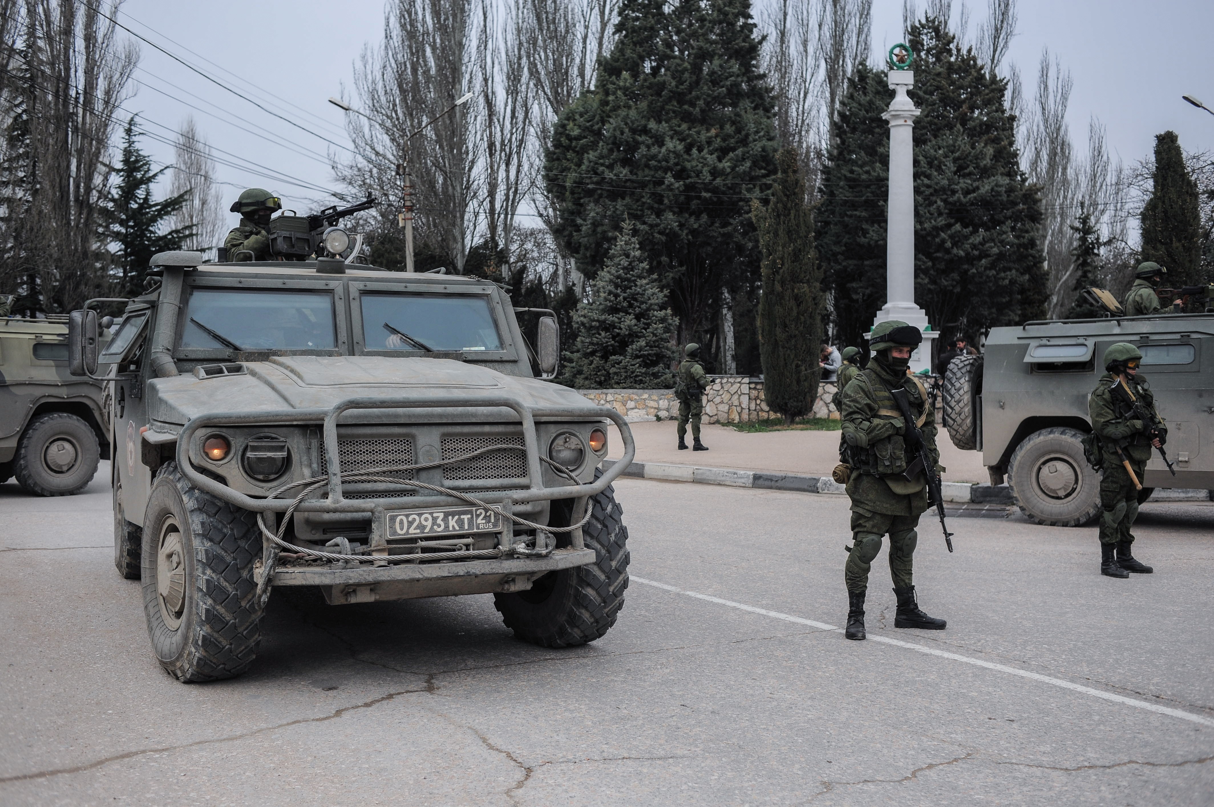 Troops in unmarked uniforms stand guard in Balaklava on the outskirts of Sevastopol, Ukraine, Saturday, March 1, 2014. (AP/Andrew Lubimov)