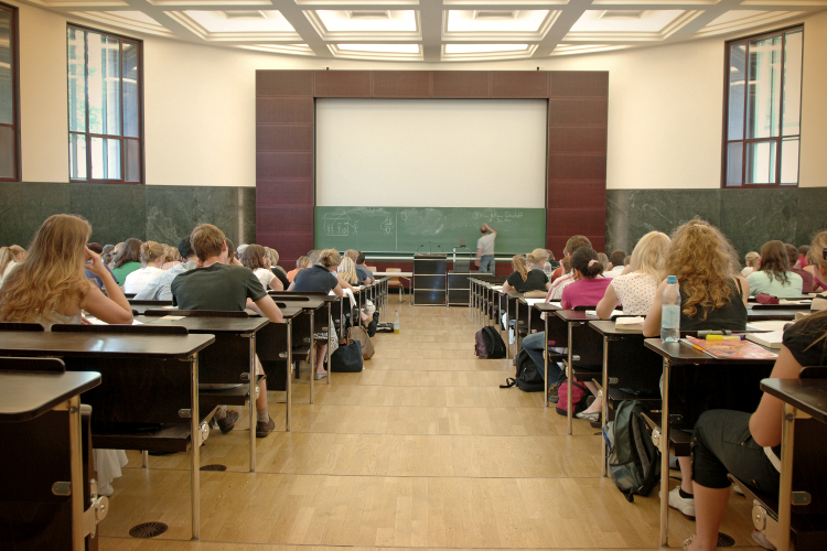 (<a href='http://www.istockphoto.com/stock-photo-3614069-students-in-a-lecture-1.php?st=b6094b5'>thelinke</a> via <a href='http://www.istockphoto.com/'>iStock</a>)