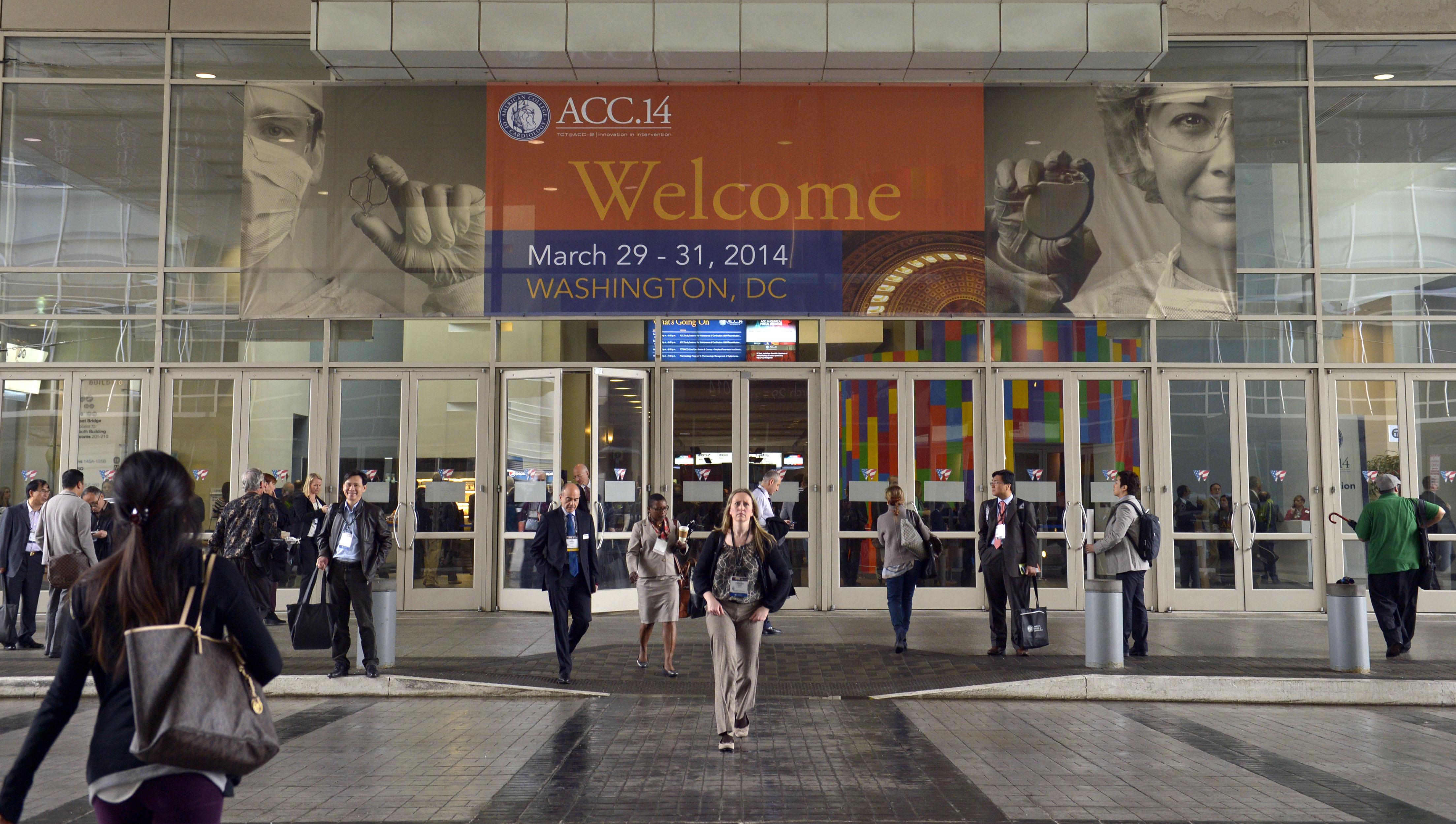 In this Saturday, March 29, 2014 photo, people attend the American College of Cardiology's Annual Scientific Session and Expo in Washington. A large study in Sweden found that a blood test plus the usual electrocardiogram of the heartbeat were 99 percent accurate at showing which patients could safely be sent home rather than be admitted for observation and more diagnostics. (AP Photo/Susan Walsh) (AP)