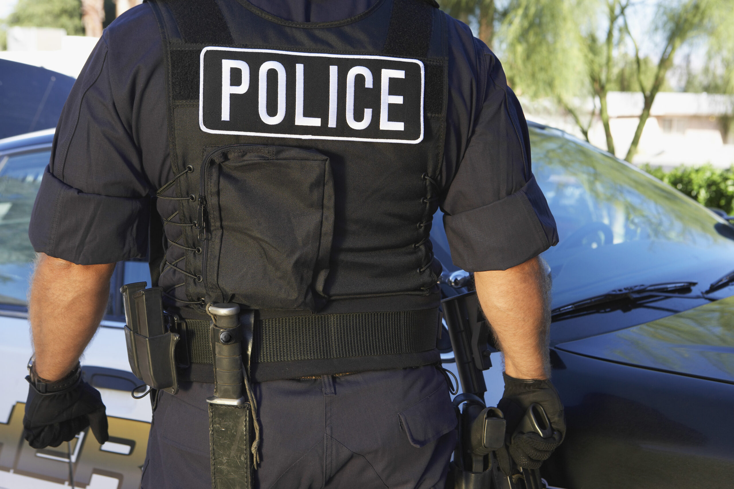 (<a href='http://www.shutterstock.com/pic-148374740/stock-photo-rear-view-of-policeman-in-uniform-standing-against-car.html?src=mUaL7K9AqznApA6j4J3bCQ-1-0'>  bikeriderlondon </a> via <a href='http://www.shutterstock.com/'>Shutterstock</a>)