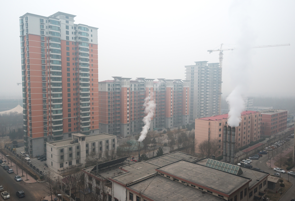 Severe air pollution on February 25, 2014 in Beijing, China (Hung Chung Chih / Shutterstock)