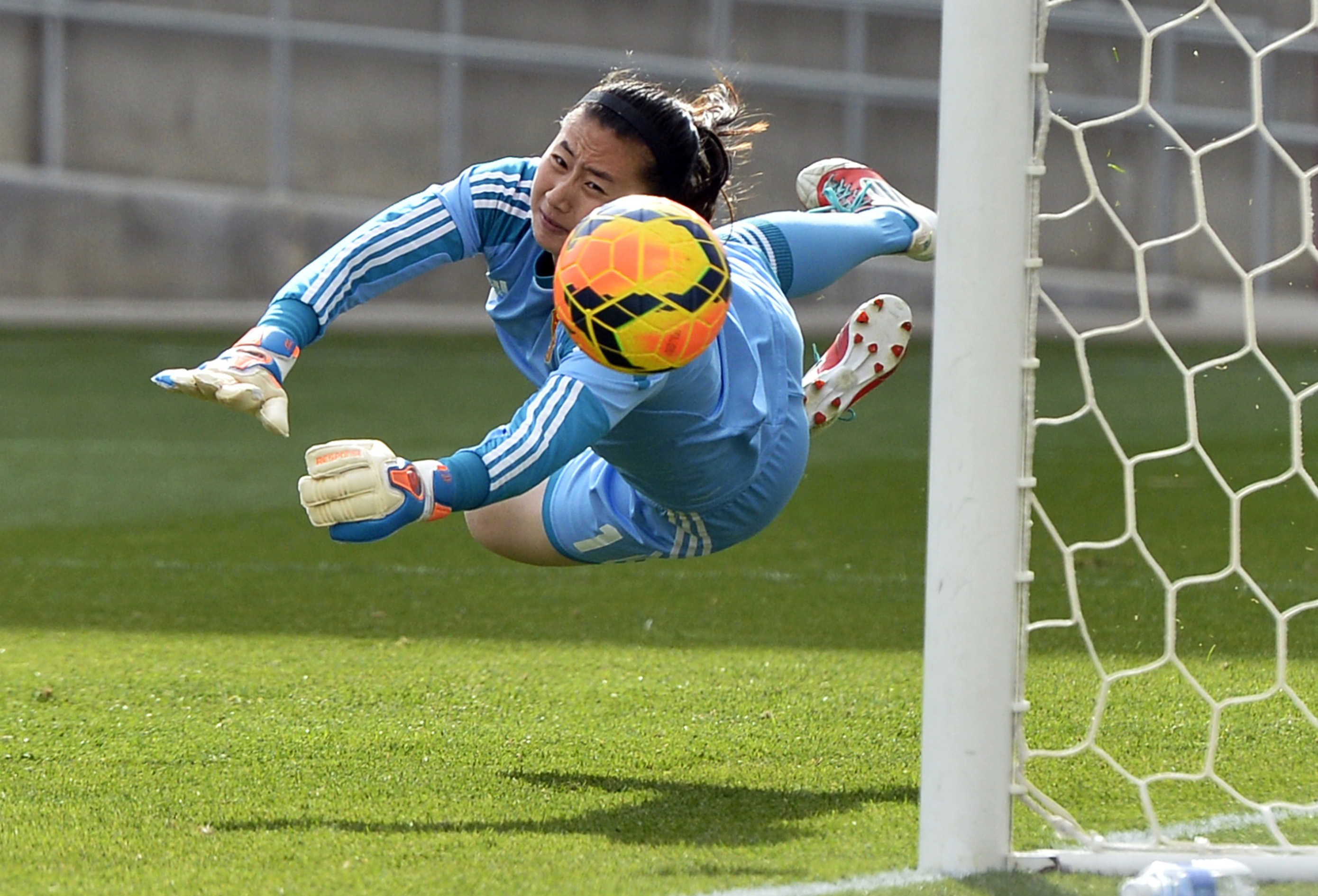 10ThingstoSeeSports - China goalkeeper Zhang Yue lets the ball slip past for a goal by U.S. midfielder Megan Rapinoe during the second half of an international friendly soccer match in Commerce City, Colo., on Sunday, April 6, 2014. (AP Photo/Jack Dempsey, File) (AP)