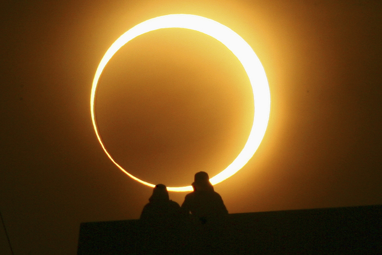 An annular solar eclipse in Zhengzhou, Henan province, January 15, 2010. (Reuters/Donald Chan)