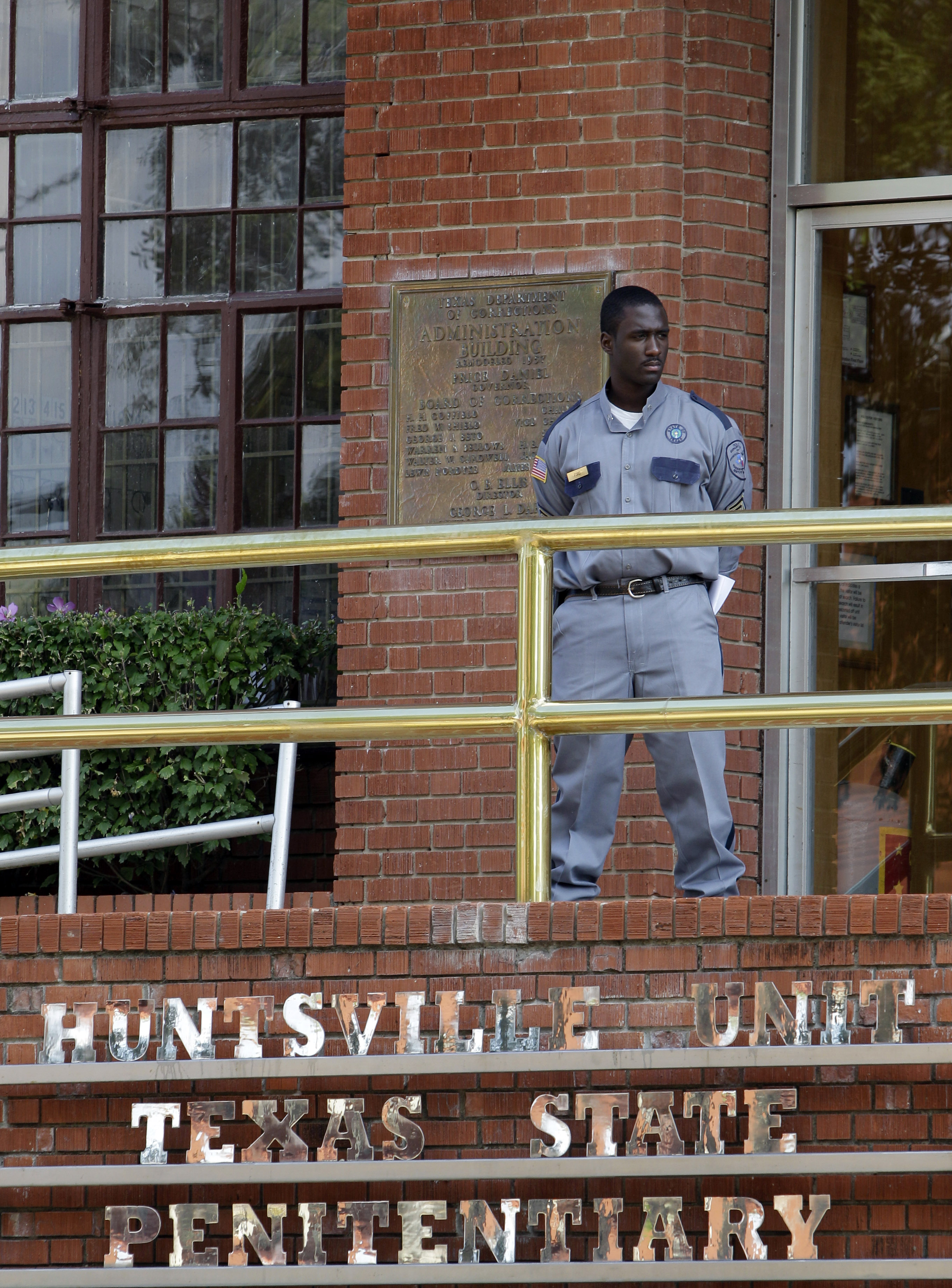 FILE - In this Sept. 21, 2011 file photo, a corrections officer keeps watch outside the Texas Department of Criminal Justice Huntsville Unit in Huntsville, Texas. ((AP Photo/David J. Phillip, File))