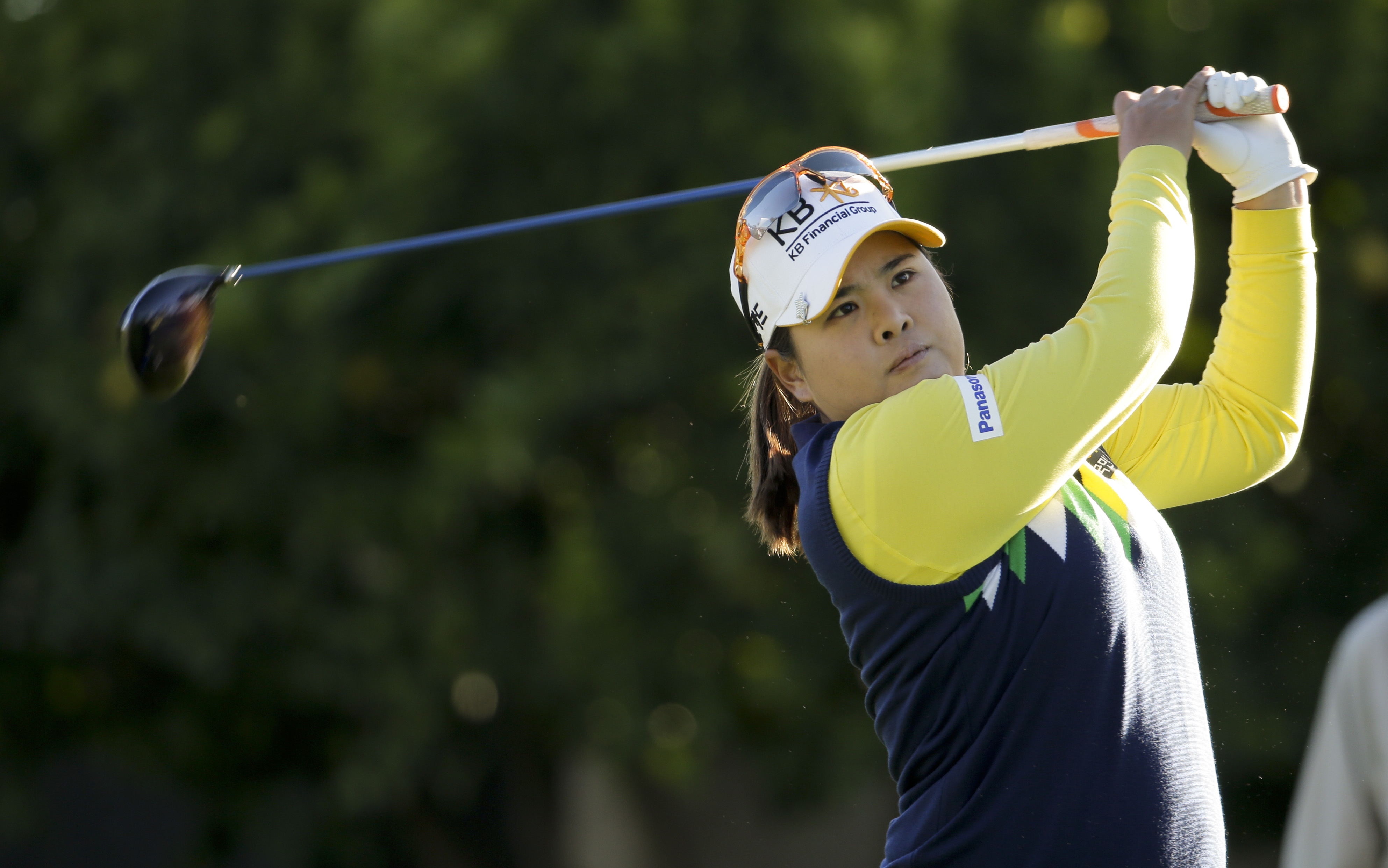 Inbee Park, of South Korea, watches her tee shot on the 11th hole during the first round at the LPGA "Kraft Nabisco Championship" golf tournament Thursday, April 3, 2014 in Rancho Mirage, Calif. (AP Photo/Chris Carlson) (AP)
