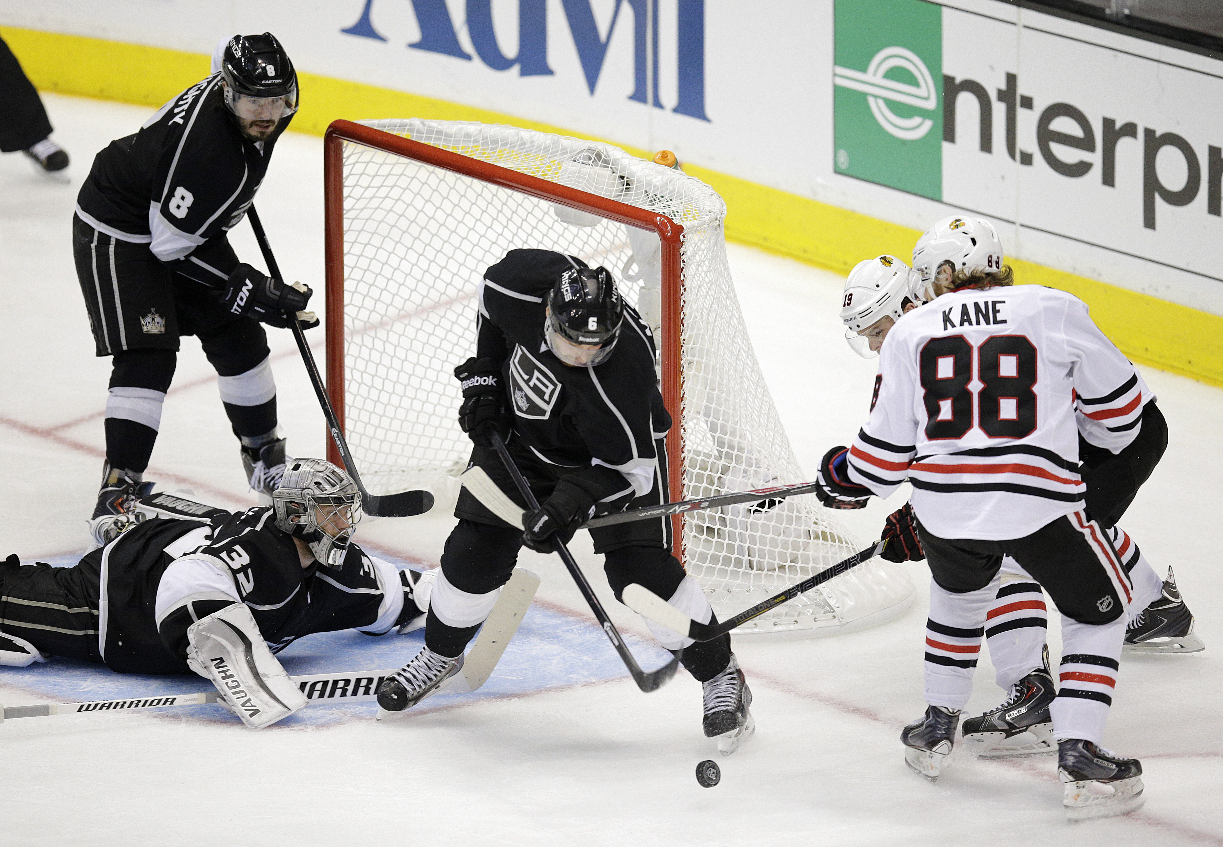 Los Angeles Kings goalie Jonathan Quick (32) watches as Jake Muzzin (6) defends Chicago Blackhawks' Patrick Kane (88) and Jonathan Toews (19) during the third period of Game 4 of the Western Conference finals of the NHL hockey Stanley Cup playoffs on Monday, May 26, 2014, in Los Angeles. The Kings won 5-2. (AP Photo/Jae C. Hong) (AP)