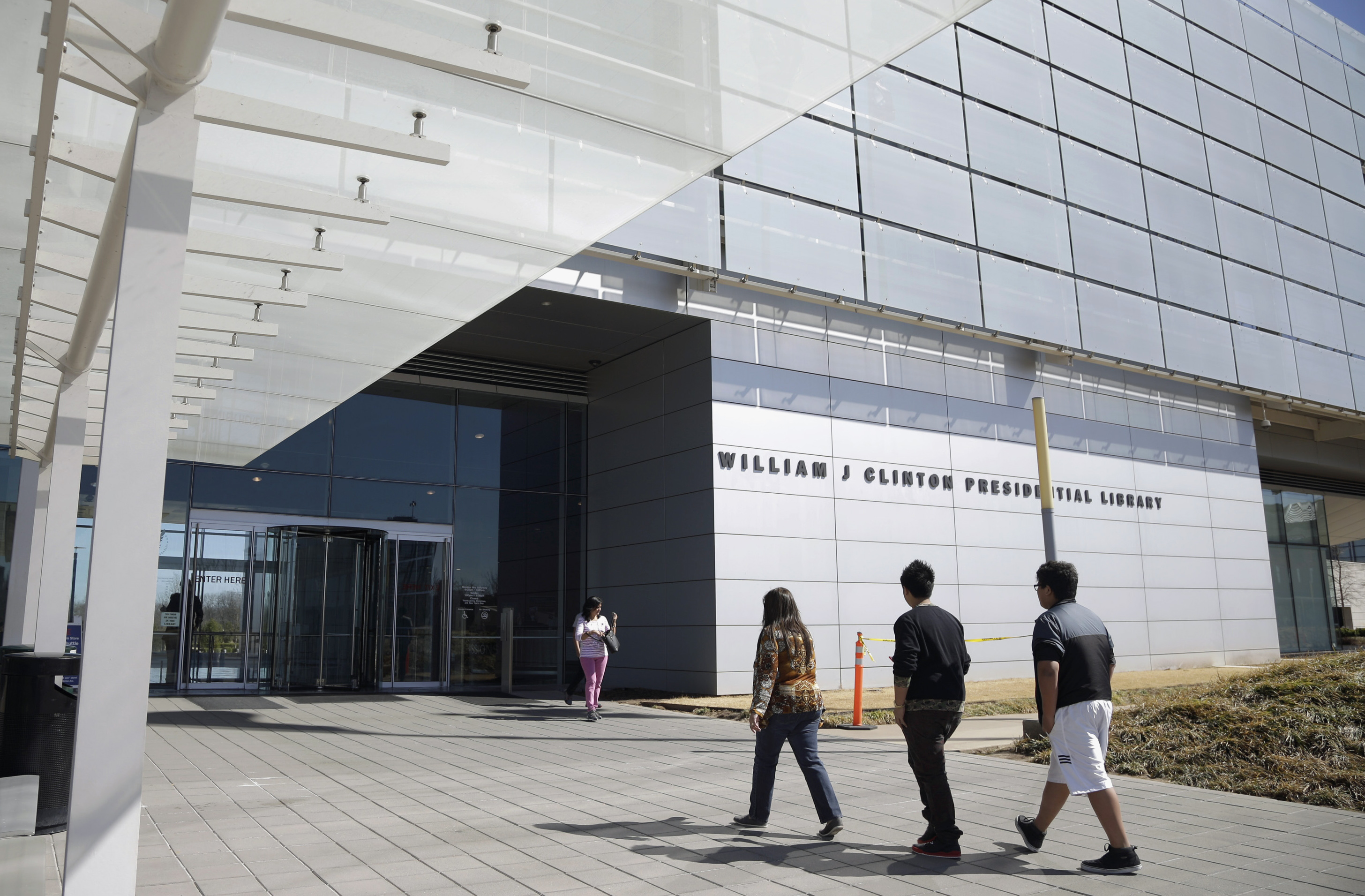 FILE - This March 13, 2014, file photo, shows visitors walking to the Clinton Presidential Library in Little Rock, Ark. The Illinois General Assembly was wrapping up its spring session Friday, May 30, 2014, without advancing a proposal to offer $100 million to lure Barack Obamas presidential library and museum to his home state. (AP Photo/Danny Johnston, File) (AP)