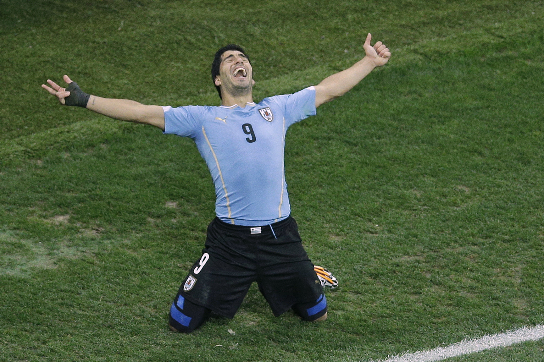 Uruguay's Luis Suarez celebrates scoring 2-1 during the group D World Cup soccer match between Uruguay and England at the Itaquerao Stadium in Sao Paulo, Brazil, Thursday, June 19, 2014. (AP/Michael Sohn)