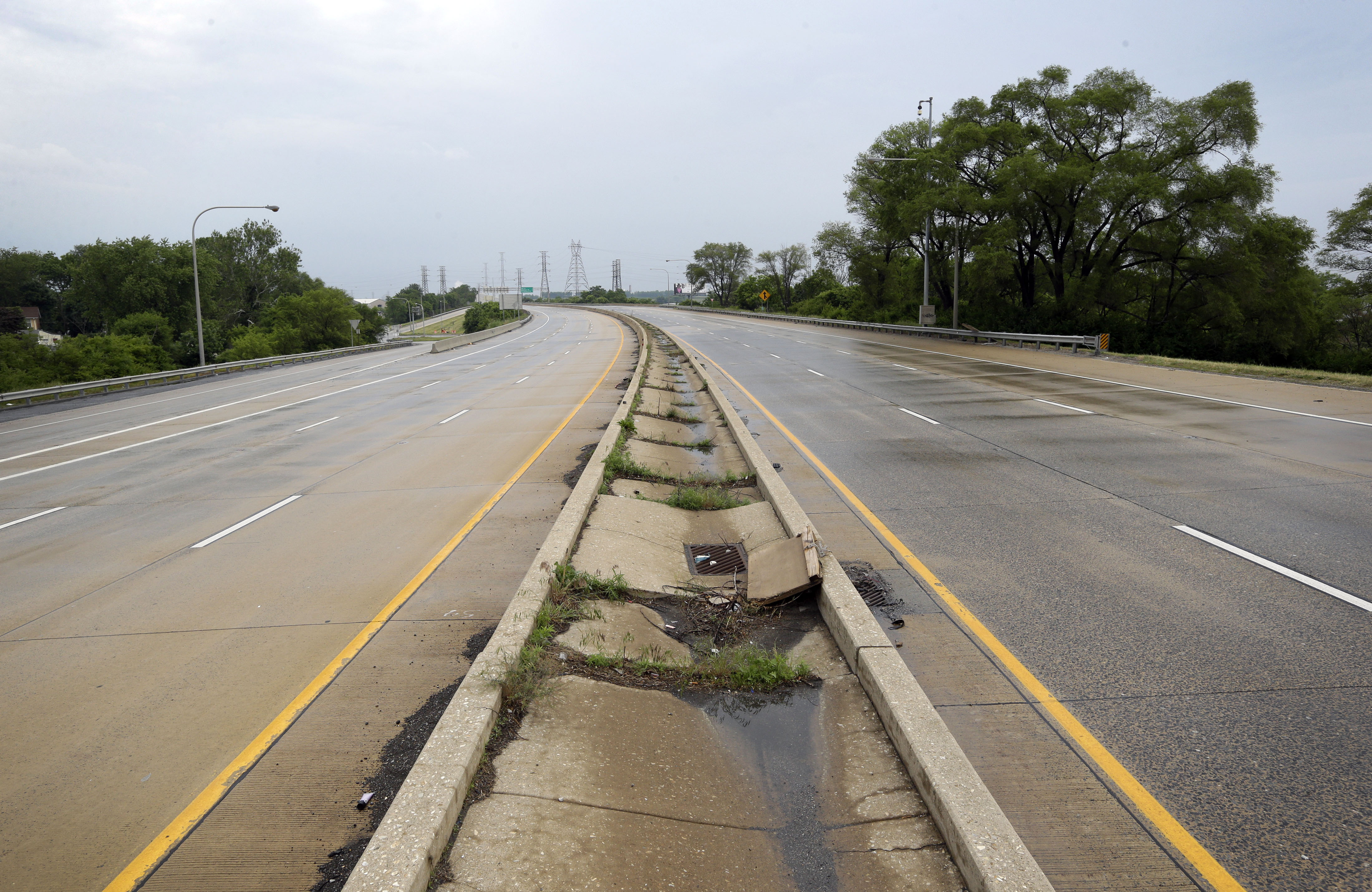 Lanes in both directions are empty on Interstate 495 near the route's bridge over the Christina River near Wilmington, Del., Tuesday, June 3, 2014, after it was closed due to the discovery of four tilting support columns. The closure created heavier-than-normal traffic conditions for motorists on Interstate 95, a major East Coast artery. The bridge normally carries about 90,000 vehicles a day. (AP Photo/Patrick Semansky) (AP)