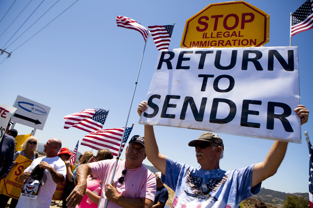 Demonstrators picket against the possible arrivals of undocumented migrants who may be processed at the Murrieta Border Patrol Station in Murrieta, California July 1, 2014. (Reuters/Sam Hodgson)