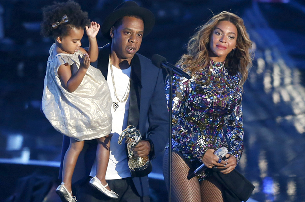 Jay-Z presents the Video Vanguard Award to Beyonce as he holds their daughter Ivy Blue during the 2014 MTV Video Music Awards, August 24, 2014. (Reuters/Mario Anzuoni)