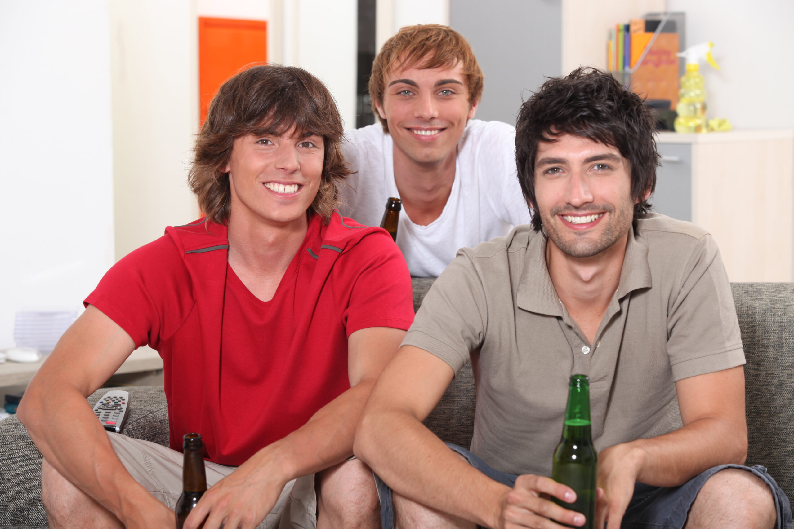 (<a href='http://www.shutterstock.com/pic-85129009/stock-photo-flatmates-enjoying-a-beer-together.html?src=AQ9jtei_9BHiZU5y-k_Gyg-1-0'>  auremar </a> via <a href='http://www.shutterstock.com/'>Shutterstock</a>)