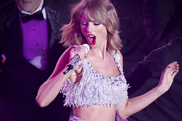 Taylor Swift performs "Shake It Off" at the 2014 MTV Video Music Awards, August 24, 2014. (Reuters/Mario Anzuoni)