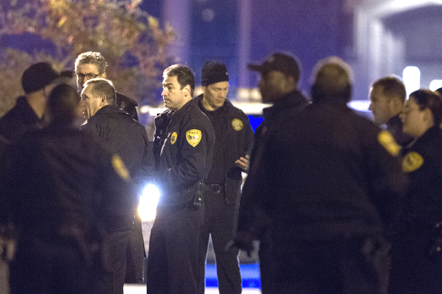 Tallahassee police chief Michael Deleo, center, talks with his officers as they investigate a shooting on the Florida State University campus in Tallahassee, Fla. Nov 20, 2014. (AP/Mark Wallheiser)