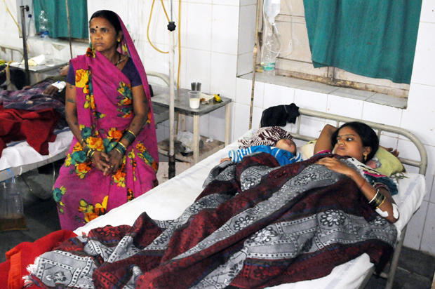 Indian women who underwent sterilization surgeries receive treatment at the CIMS hospital in Bilaspur, Nov. 11, 2014. (AP)