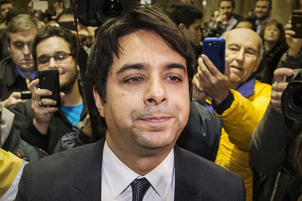 Jian Ghomeshi leaves court with his legal team after getting bail on multiple counts of sexual assault, Toronto, November 26, 2014. (Reuters/Mark Blinch)
