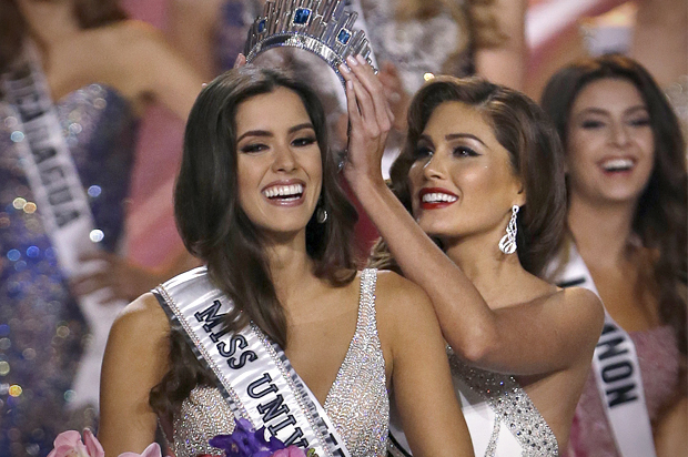 Reigning Miss Universe Gabriela Isler, right, crowns the new Miss Universe, Paulina Vega of Colombia, Jan. 25, 2015. (AP/Wilfredo Lee)