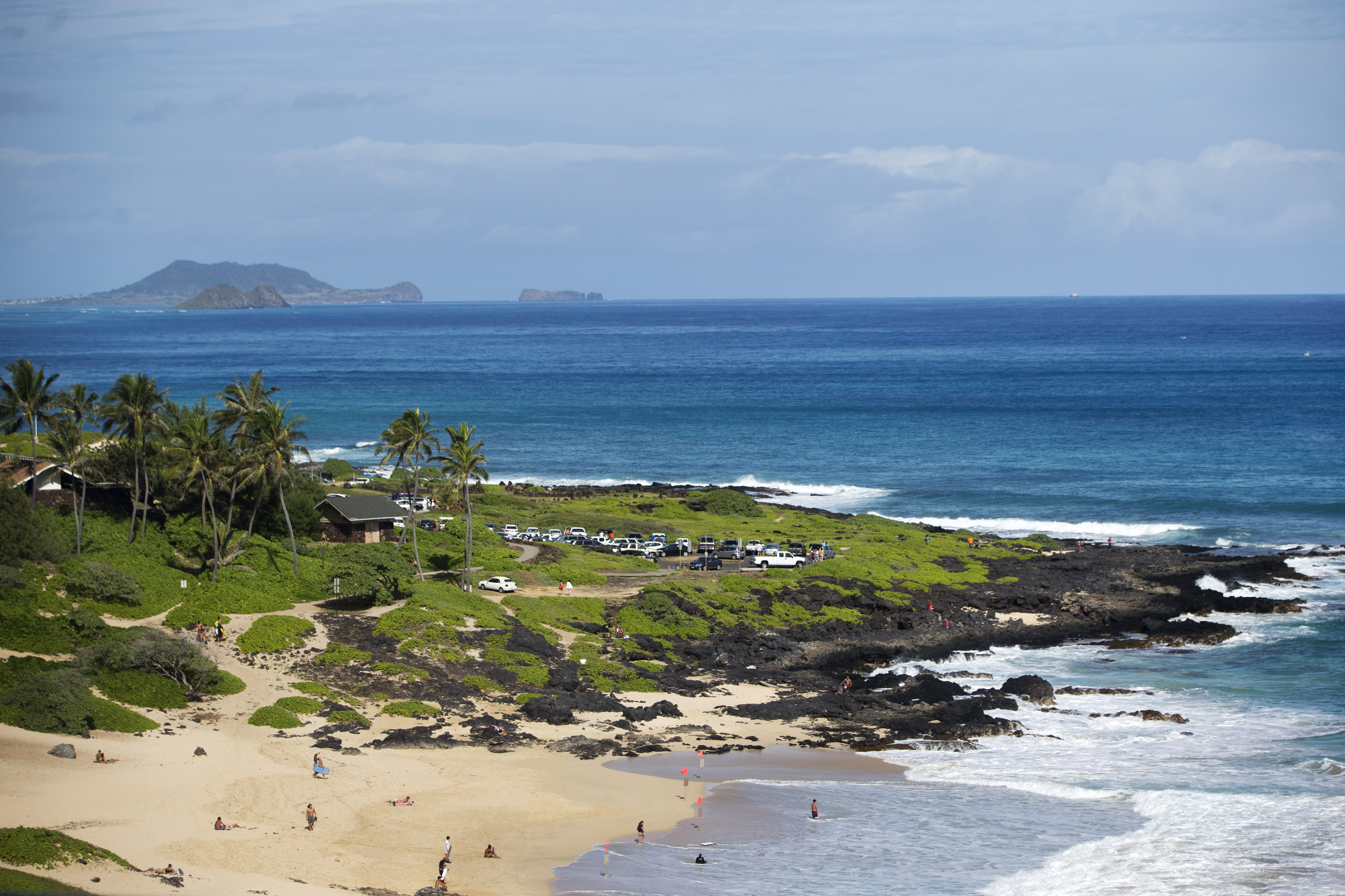 The windward side of Oahu is seen from the motorcade as it takes President Barack Obama and the first family to snorkel at Hanauma Bay Nature Preserve, according to the White House, Thursday, Jan. 1, 2015, on the island of Oahu in Hawaii during the Obama family vacation. (AP Photo/Jacquelyn Martin)