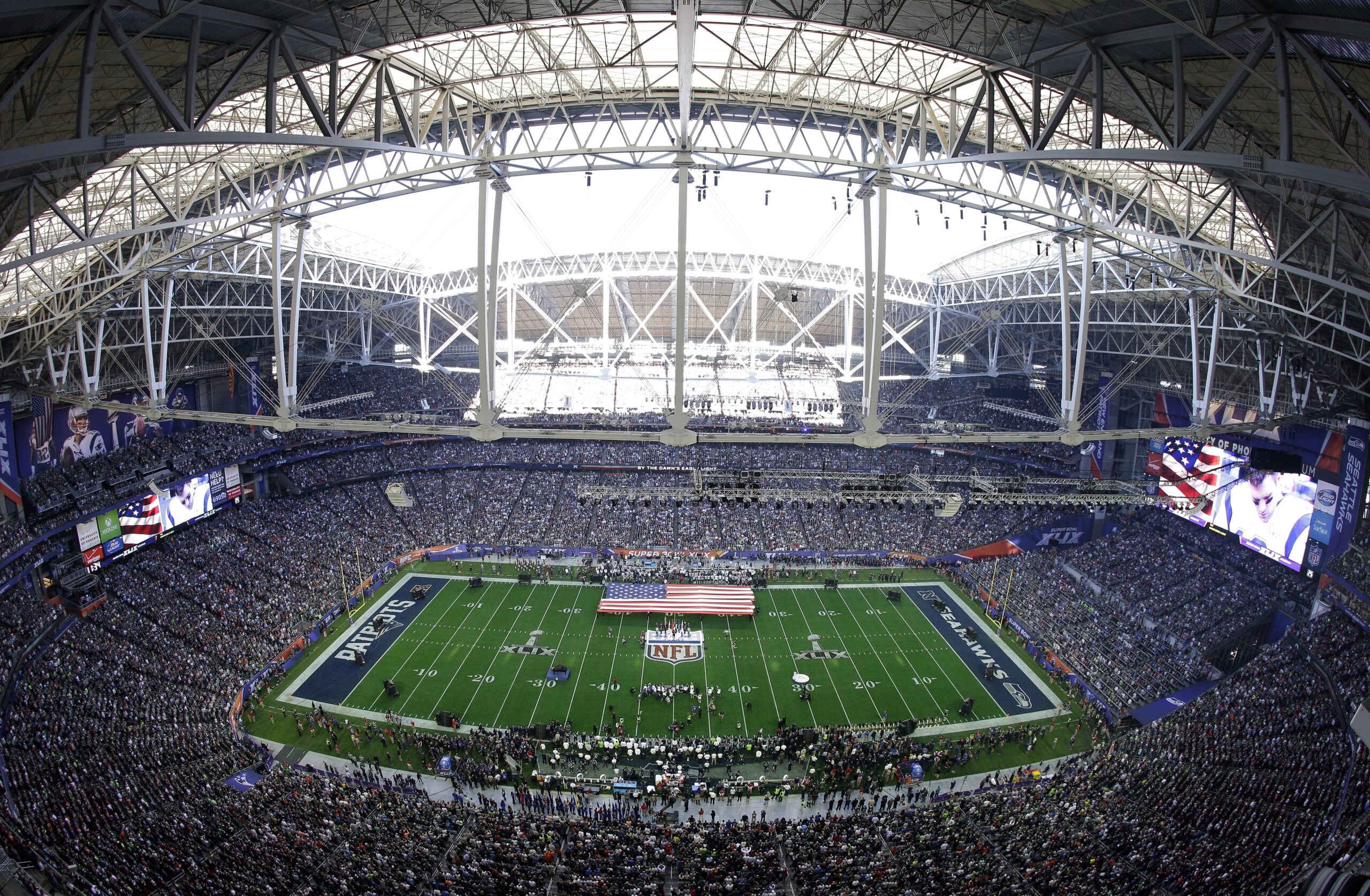 Idina Menzel sings the national anthem before the NFL Super Bowl XLIX football game between the Seattle Seahawks and the New England Patriots Sunday, Feb. 1, 2015, in Glendale, Ariz. (AP Photo/Morry Gash)