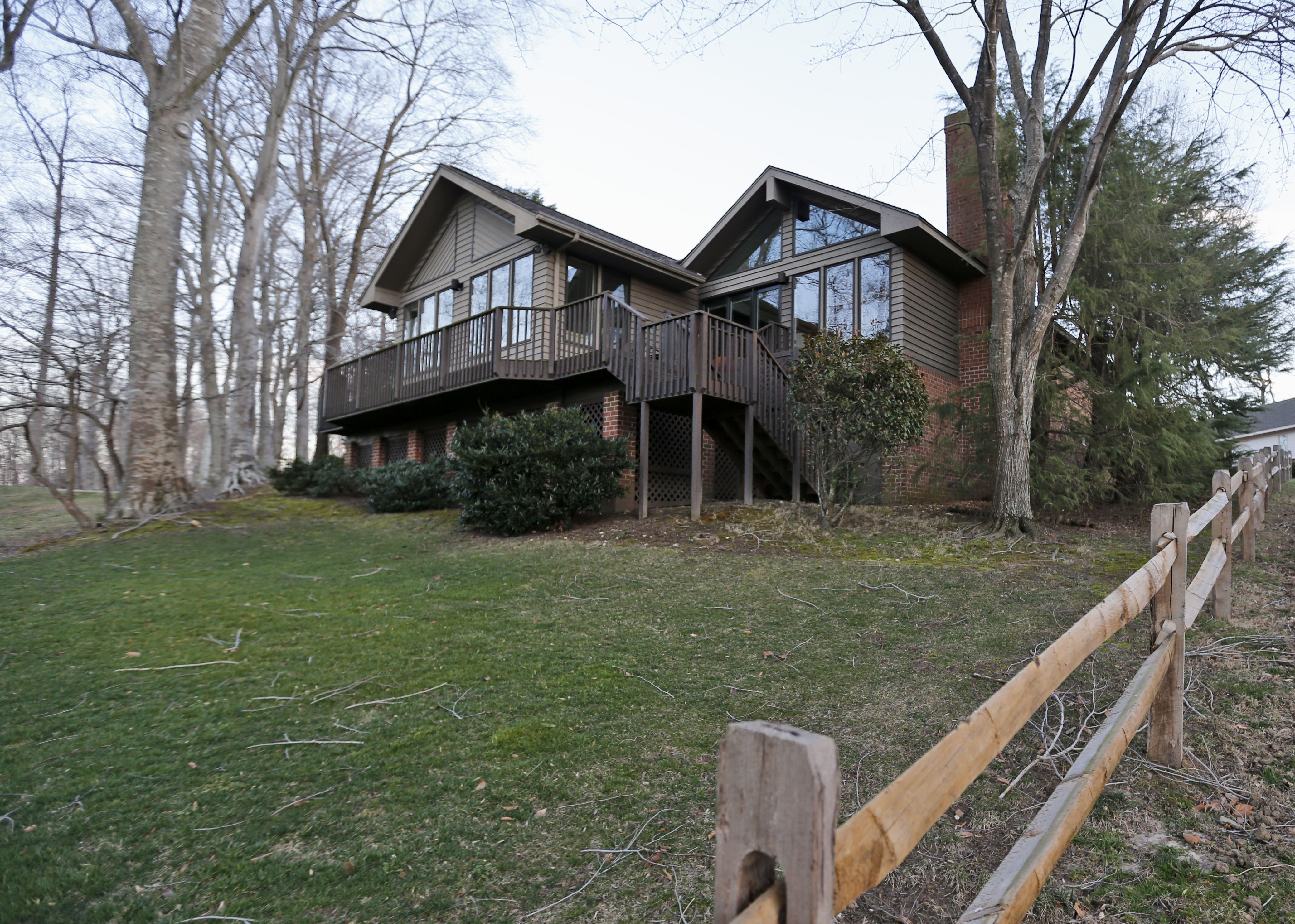 CORRECTS SPELLING OF HINCKLEY - In this photo taken March 18, 2015, the home of John Hinckley's mother in the Kingsmill resort in Williamsburg, Va. The last man to shoot an American president now spends most of the year in a house overlooking the 13th hole of a golf course in a gated community. He takes long walks along tree-lined paths, plays guitar and paints, grabs fast food at Wendys. He drives around town in a silver Toyota Avalon, a car that wouldnt attract a second glance. Often, as if to avoid detection, he puts on a hat or visor before going out. These days, John Hinckley Jr. lives much of the year like any average Joe: shopping, eating out, watching movies at Regal Cinemas. (AP Photo/ Steve Helber) (AP)