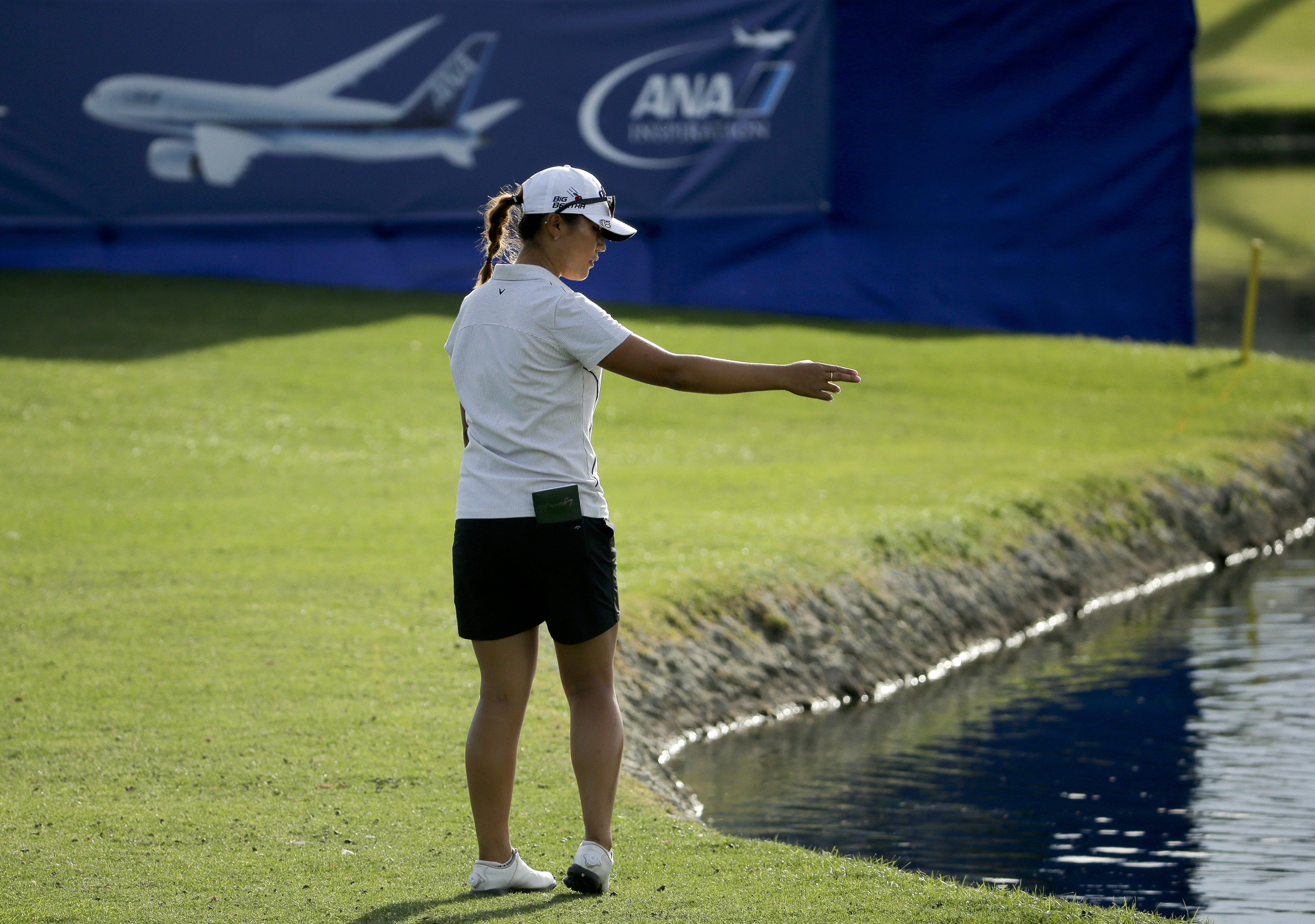 Lydia Ko, of New Zealand, looks for her ball in the water on the 18th hole during the second round of the LPGA Tour ANA Inspiration golf tournament at Mission Hills Country Club Friday, April 3, 2015, in Rancho Mirage, Calif. (AP Photo/Chris Carlson) (AP)