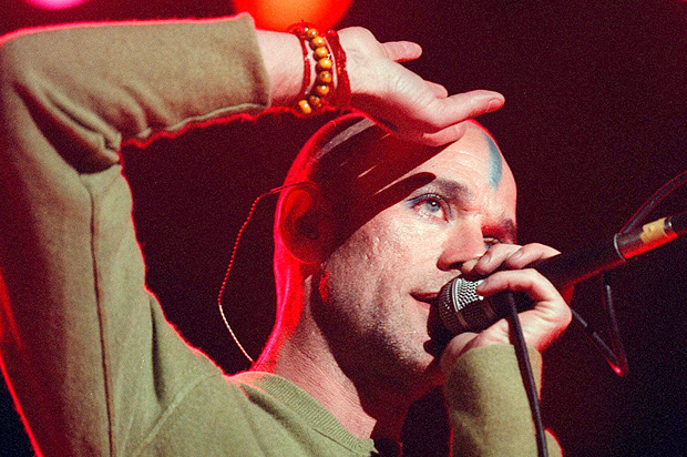 Michael Stipe, lead singer for R.E.M., sings to an audience at the Shoreline Ampitheatre during Neil Young's Bridge School benefit concert Saturday, Oct. 18, 1998, in Mountain View, Calif. (AP Photo/John Todd) (John Todd)