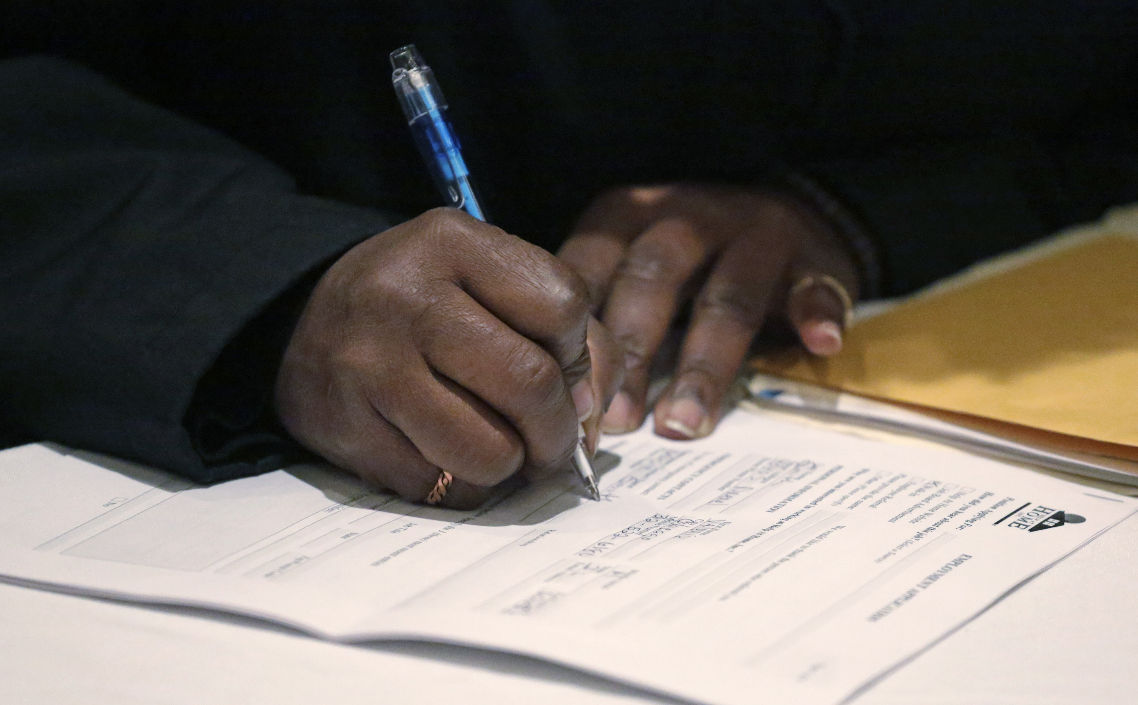 A job seeker fills out an application during a National Career Fairs job fair Wednesday, April 22, 2015, in Chicago. (AP Photo/M. Spencer Green) (AP)