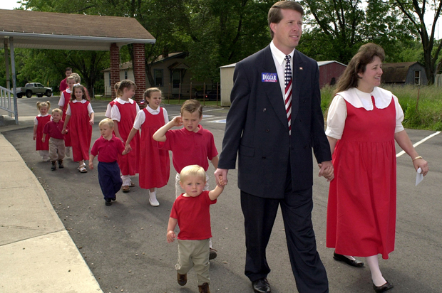 The Duggar family, May 21, 2002. (AP/April L. Brown)