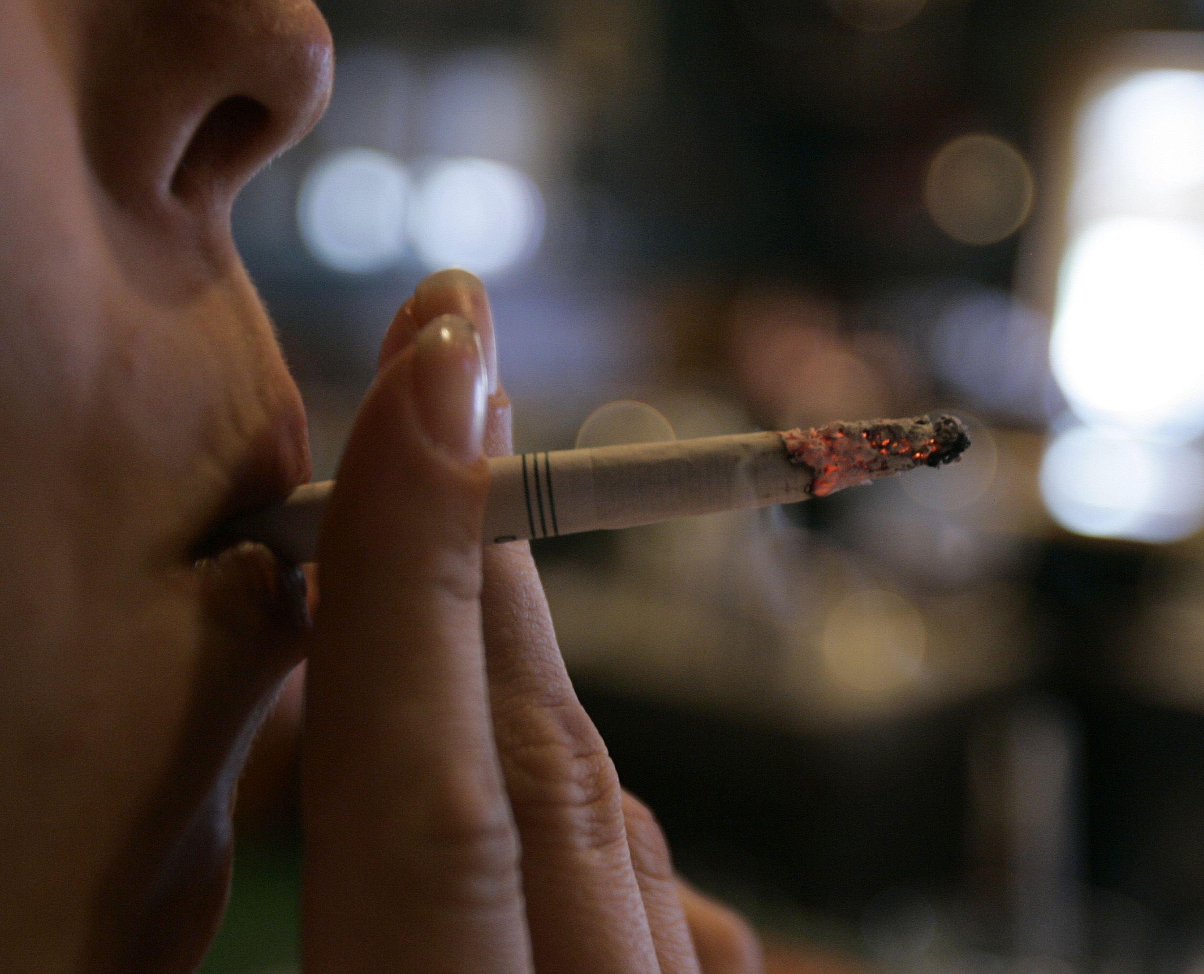 FILE - In this Tuesday, June 3, 2008 file photo, an employee smokes a cigarette at a bar and restaurant in Harrisburg, Pa. In a study released Wednesday, May 13, 2015, smokers with $150 of their own money at stake were far more likely to quit than smokers who didnt have to wager their money to get cash rewards. "A bit of a stick was much better than pure carrot," said the study's lead author, Dr. Scott Halpern of the University of Pennsylvania. But heres the catch: Few people were willing to bet on themselves. Nearly everyone who was offered the rewards-only option, though, signed up for a stop smoking program. (AP Photo/Carolyn Kaster) (AP)