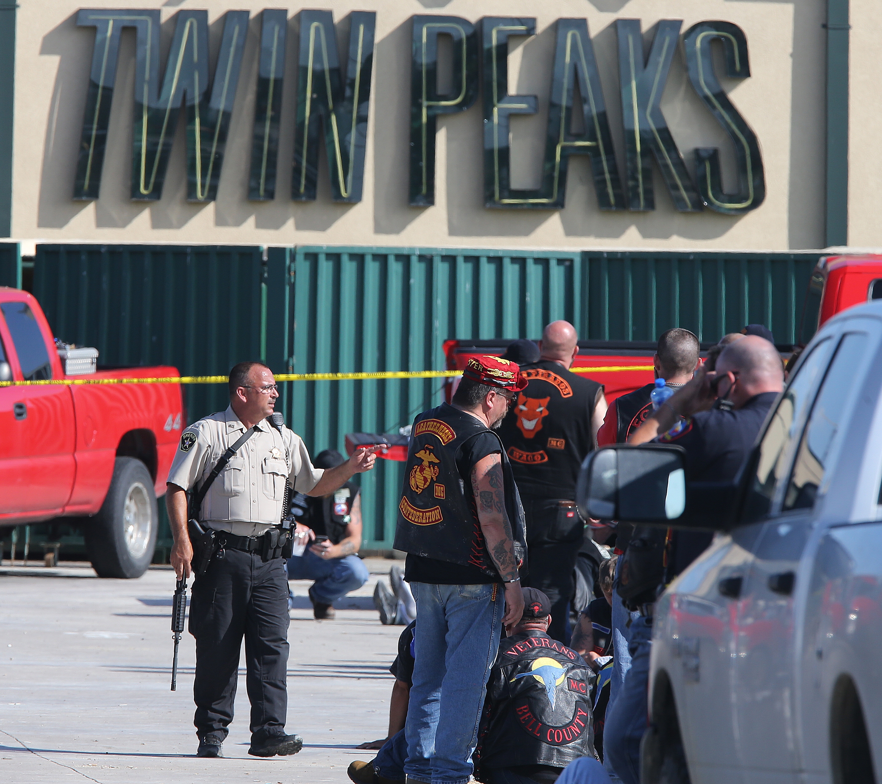 Authorities investigate a shooting in the parking lot of the Twin Peaks restaurant Sunday, May 17, 2015, in Waco, Texas. Authorities say that the shootout victims were members of rival biker gangs that had gathered for a meeting. (AP/Jerry Larson)