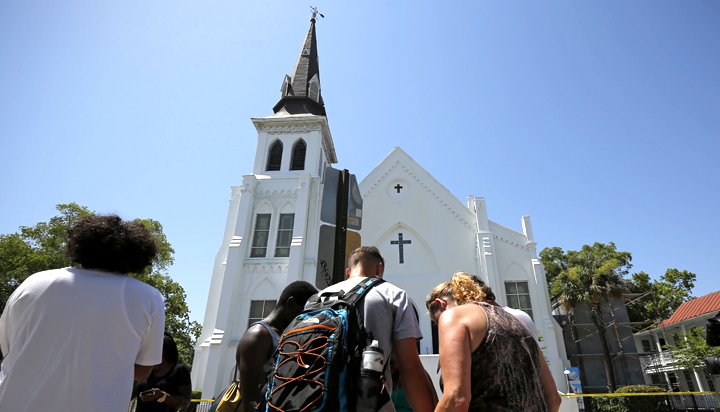 Mourners pay their respects outside Emanuel African Methodist Episcopal Church in Charleston, South Carolina, June 18, 2015. (Reuters/Brian Snyder)