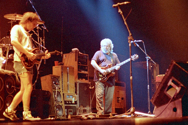 Bob Weir and Jerry Garcia of the Grateful Dead, at Madison Square Garden, Sept. 15, 1987. (AP/Corey Struller)