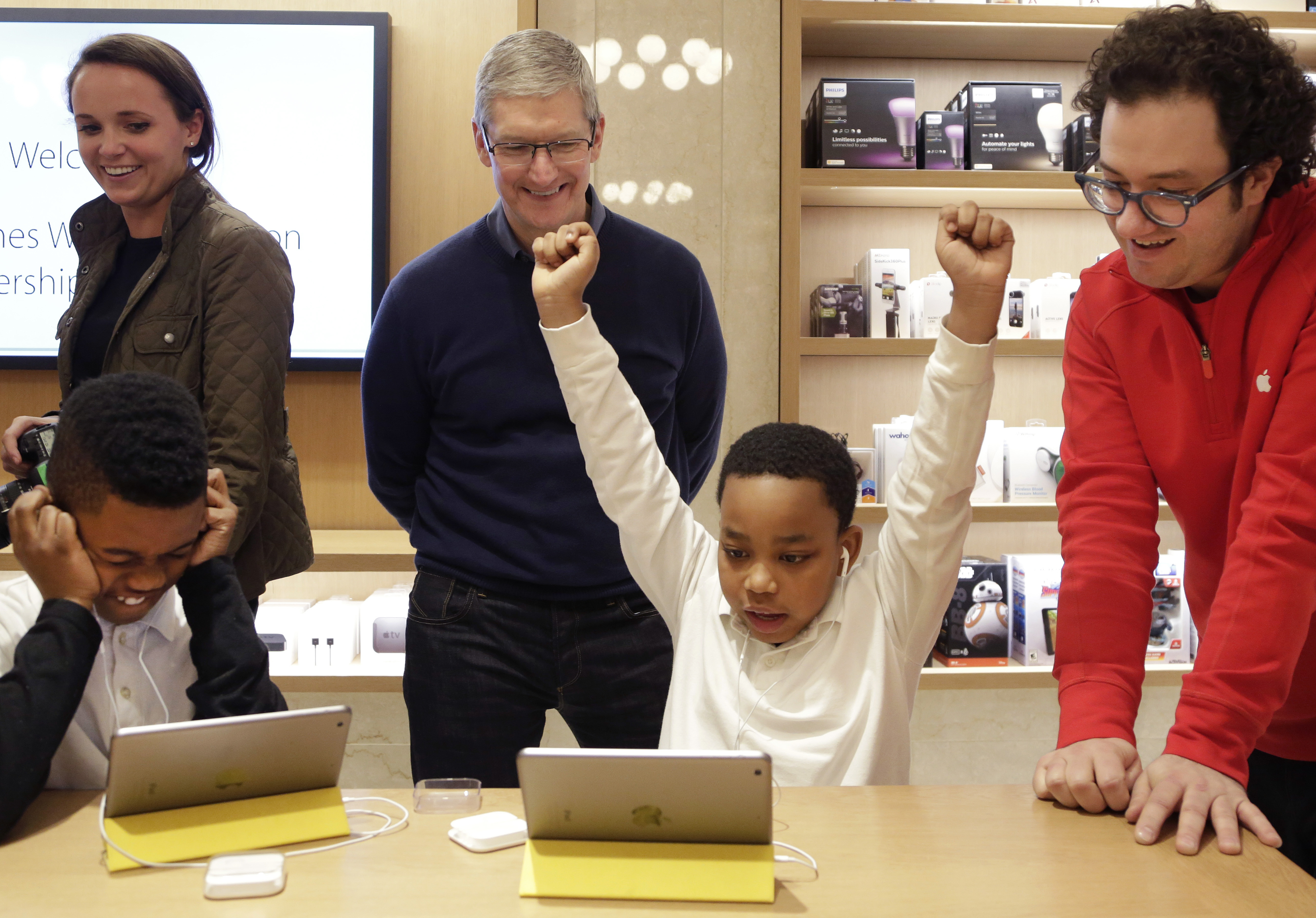 Jaysean Erby , Tim Cook  (Credit: AP Photo/Mark Lennihan) (AP)