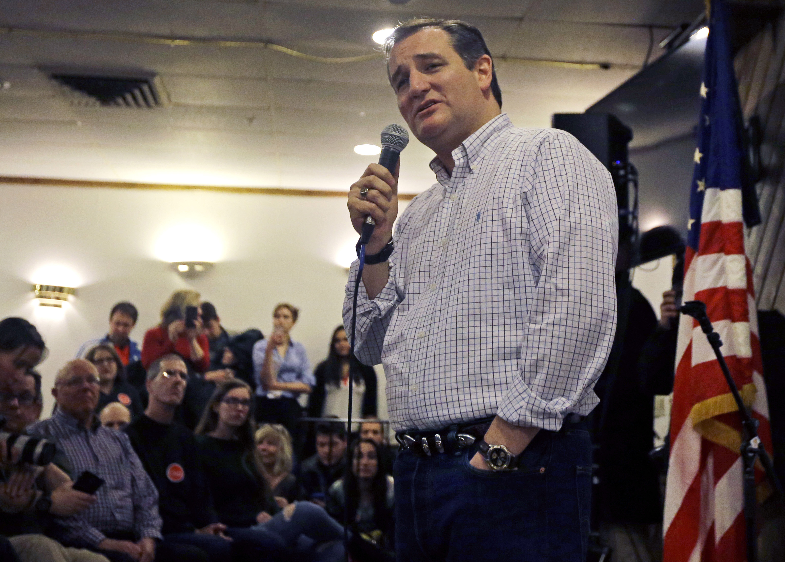 Republican presidential candidate, Sen. Ted Cruz, R-Texas, speaks at a town hall-style campaign event, Monday, Feb. 8, 2016, in Manchester, N.H. (AP Photo/Elise Amendola) (AP)