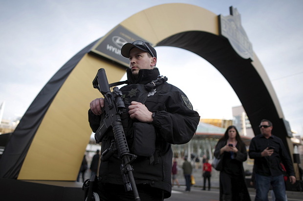 A police officer patrols downtown San Francisco before Super Bowl 50 in San Francisco, February 4, 2016. (Reuters/Lucy Nicholson)