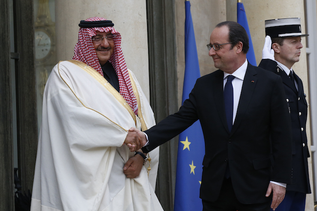 French President François Hollande welcomes Saudi Crown Prince Mohammed bin Nayef at the Élysée Palace in Paris, France on March 4, 2016 (Reuters/Philippe Wojazer)