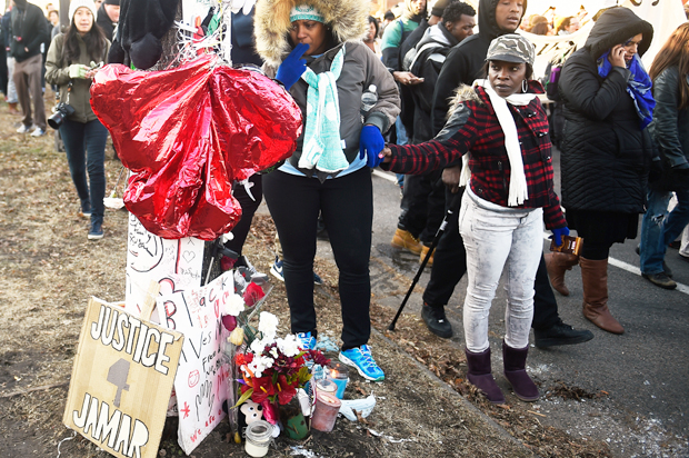A memorial on the site were Jamar Clark was killed, Minneapolis, November 24, 2015. (Reuters/Craig Lassig)