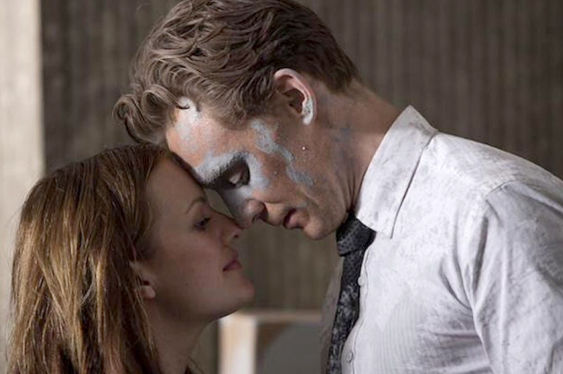 Elisabeth Moss and Tom Hiddleston in "High-Rise" (StudioCanal)