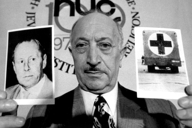 Simon Wiesenthal displays two pictures,  which he says refer to Nazi criminal Walter Rauff, May 31, 1973. (AP)