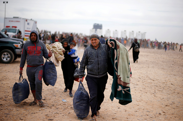 Syrian refugees cross into Jordan, May 4, 2016. (Reuters/Muhammad Hamed)