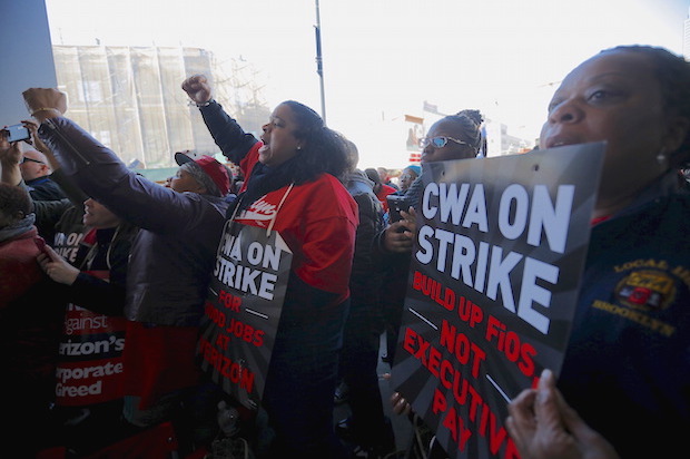 A Communications Workers of America (CWA) strike against Verizon in Brooklyn, New York on April 13, 2016 (Reuters/Brian Snyder)