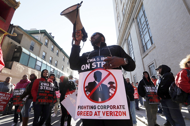 Verizon workers picket in Philadelphia, April 13, 2016. (AP/Matt Rourke)